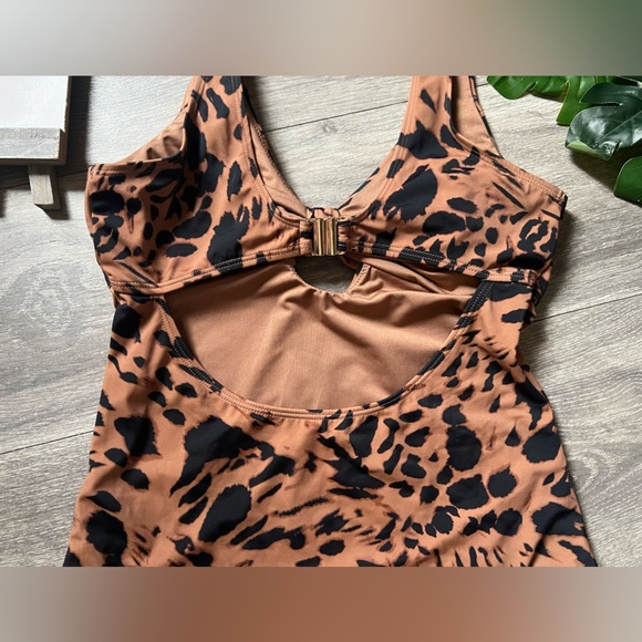 Kian D F&F Leopard Print keyhole One Piece Swimsuit. Size M - Picture 4 of 4